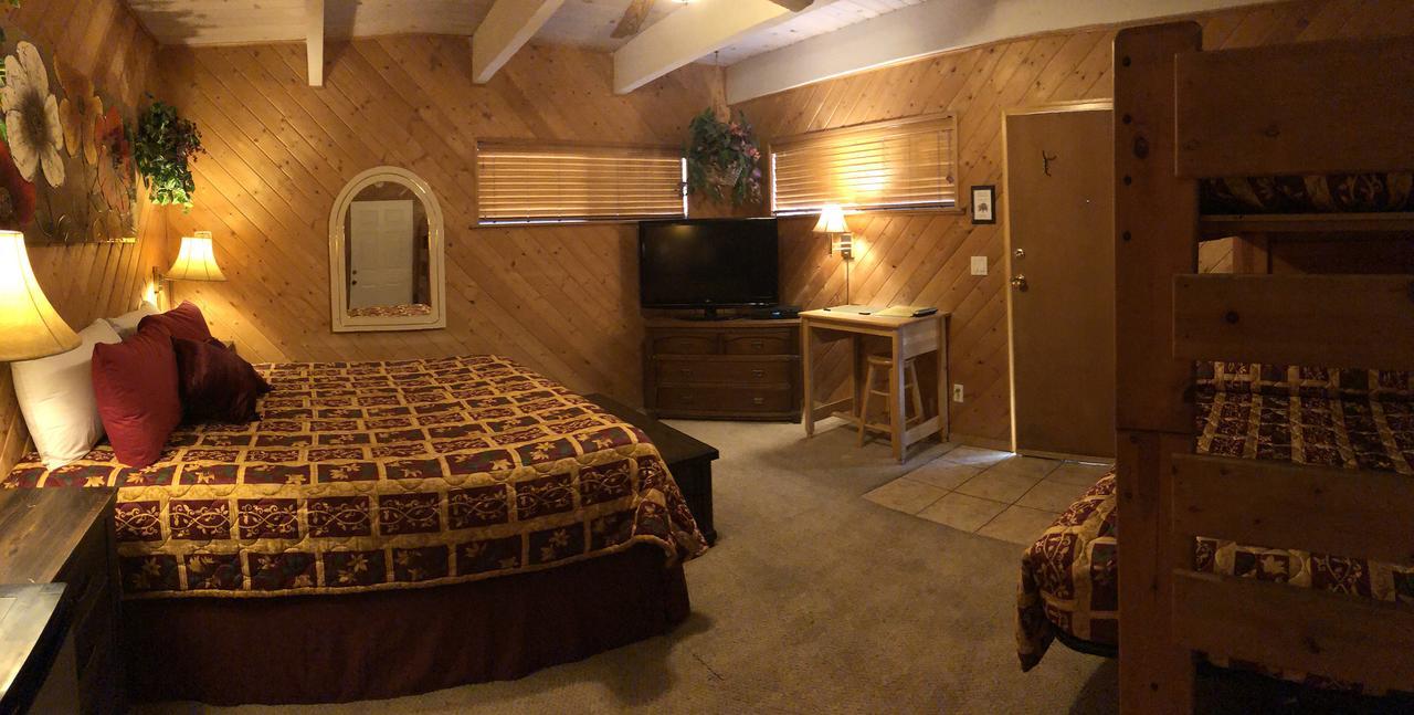 Giant Oaks Lodge Running Springs ภายนอก รูปภาพ